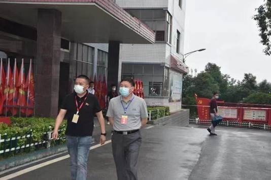 教育局局长黄长军到洞口四中考点巡查考务工作