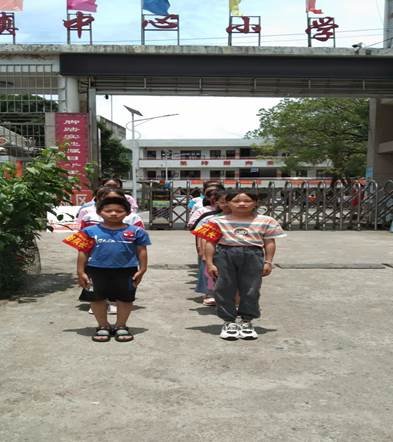 黄龙镇中间小学2022年上学期实施“路组长制”成效明显