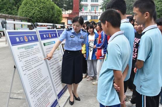 洞口县花古中学开展“全民禁毒宣传月进校园”运动