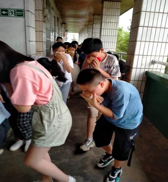 大手牵小手，安全伴我走——邵阳县白仓镇中间完小消防应急疏散演练运动