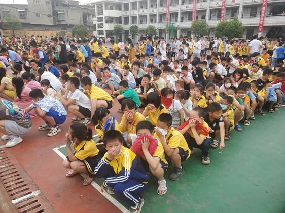 大手牵小手，安全伴我走——邵阳县白仓镇中间完小消防应急疏散演练运动