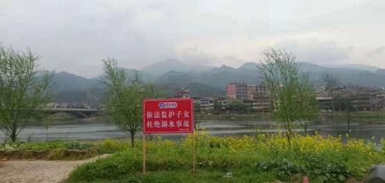 新宁县解放小学组织防溺水自愿者巡逻