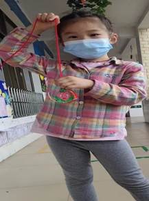 新宁县清江桥乡中间幼儿园开展“端午节”手工制作运动