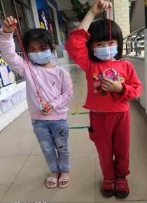 新宁县清江桥乡中间幼儿园开展“端午节”手工制作运动