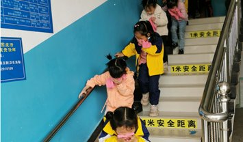 党建引领筑安全——杨田苹果幼儿园开展安全应急演练