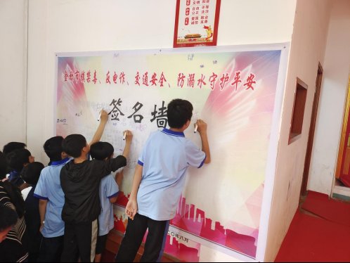 法制进校园 珍爱未成年——金称市镇中学“法制进校园”运动