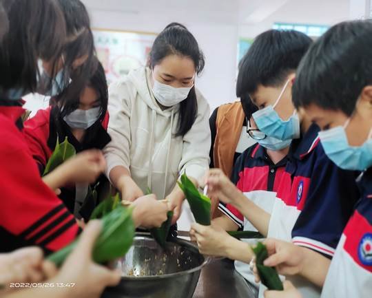 包粽飘爱意，劳动最快乐——横溪初级中学开展劳动教育实践运动