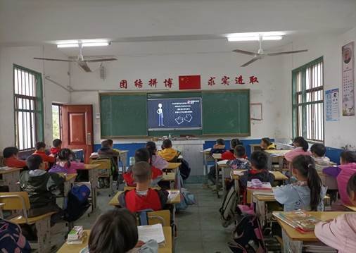 河伯乡中间完小联合党支部组织开展防溺水安全教育主题班会