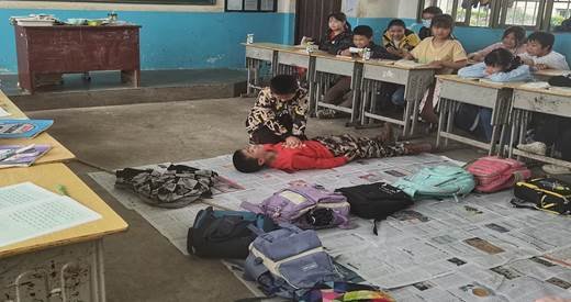 小手拉大手 筑牢安全线—新宁县清江桥乡水口小学防溺水演练运动