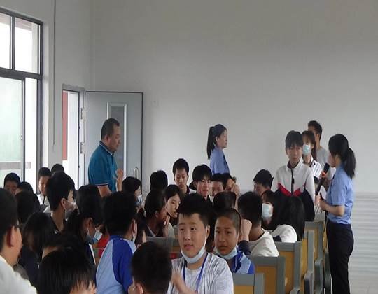 邵阳县下花桥镇中间完全小学携手邵阳县人民检察院开展“利剑护蕾”法治进校园宣讲运动