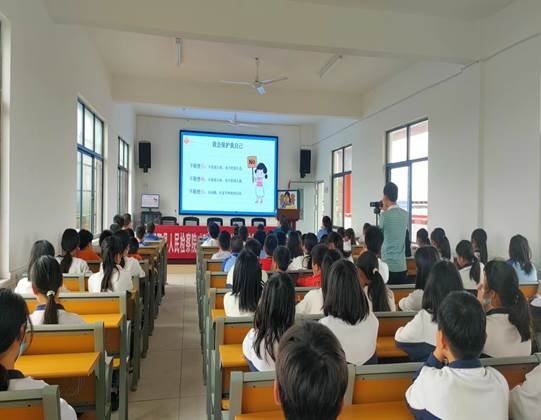 邵阳县下花桥镇中间完全小学携手邵阳县人民检察院开展“利剑护蕾”法治进校园宣讲运动