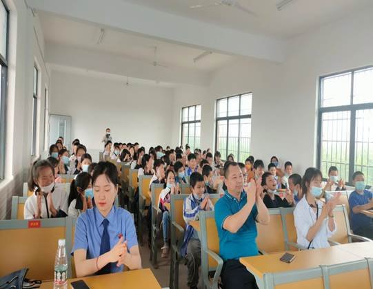 邵阳县下花桥镇中间完全小学携手邵阳县人民检察院开展“利剑护蕾”法治进校园宣讲运动