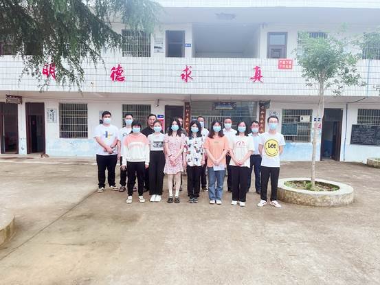 邵阳县卫生健康局墟落振兴驻下花桥镇双联村第一书记刘小虎慰问双联小学，和孩子们、先生一路过六一！