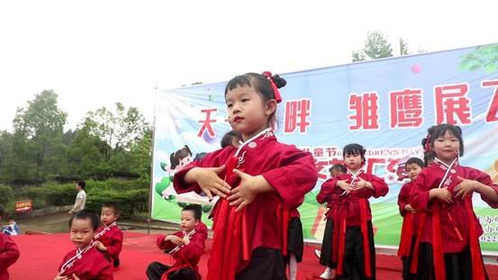 2022年邵阳县霞塘云中间黉舍“天子湖旁，雏鹰展飞”庆六一文艺汇演顺利举行！