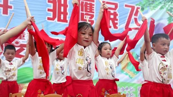 2022年邵阳县霞塘云中间黉舍“天子湖旁，雏鹰展飞”庆六一文艺汇演顺利举行！