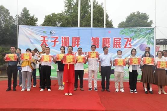 2022年邵阳县霞塘云中间黉舍“天子湖旁，雏鹰展飞”庆六一文艺汇演顺利举行！