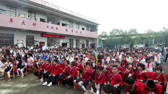 2022年邵阳县霞塘云中间黉舍“天子湖旁，雏鹰展飞”庆六一文艺汇演顺利举行！