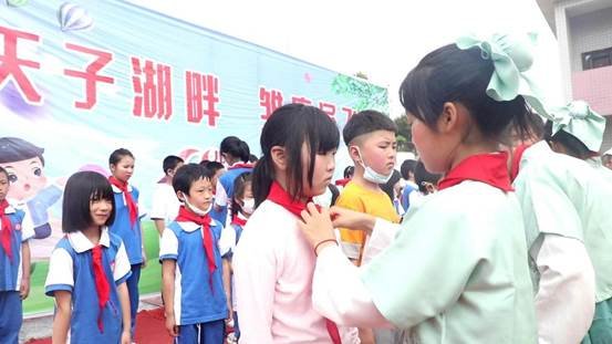 2022年邵阳县霞塘云中间黉舍“天子湖旁，雏鹰展飞”庆六一文艺汇演顺利举行！