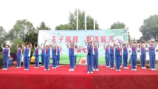 2022年邵阳县霞塘云中间黉舍“天子湖旁，雏鹰展飞”庆六一文艺汇演顺利举行！