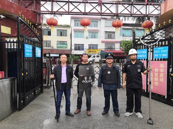 洞口县花古中学开展反恐防暴应急演练运动