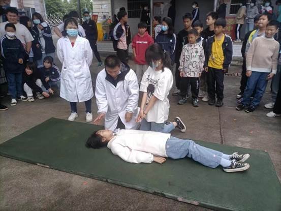 白沙中学举行“防溺水”安全演练湖南新宁白沙中学