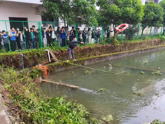 新宁县白沙镇中间黉舍举行“防溺水”安全演练
