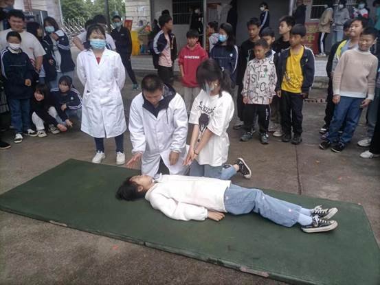 新宁县白沙镇中间黉舍举行“防溺水”安全演练
