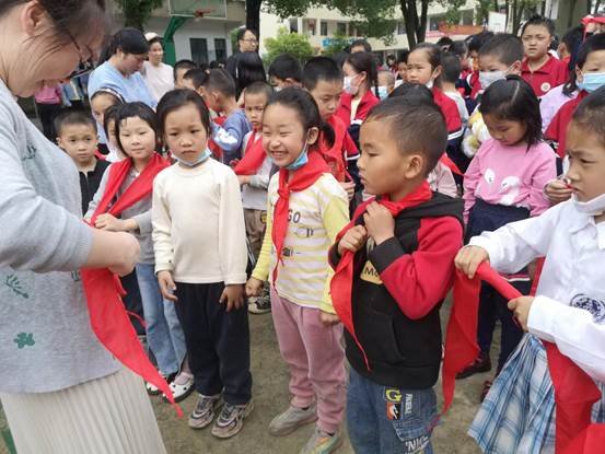 洞口县茶场黉舍举行“童心向党，争做好队员”入队仪式