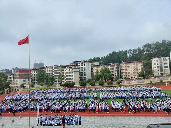 邵阳县塘渡口中学举行“健康饮食，文明就餐”国旗下的讲话运动
