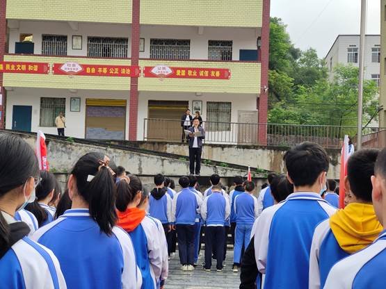 邵阳县塘渡口中学举行“健康饮食，文明就餐”国旗下的讲话运动