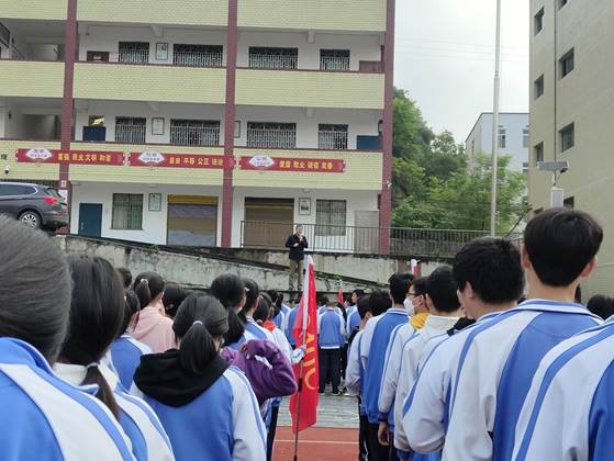 邵阳县塘渡口中学举行“健康饮食，文明就餐”国旗下的讲话运动