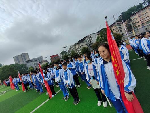 邵阳县塘渡口中学举行“健康饮食，文明就餐”国旗下的讲话运动