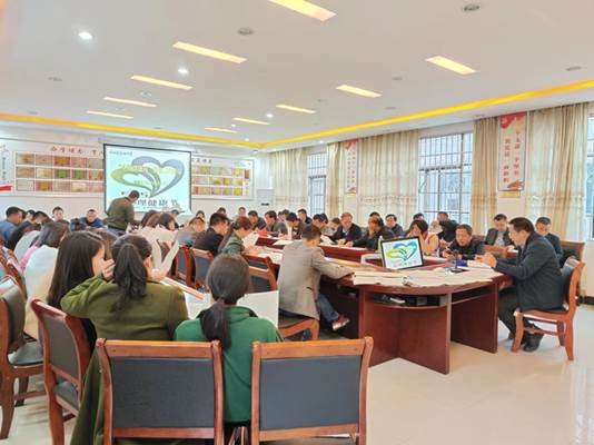 洞口四中召开“生理健康教育”运动部署会议