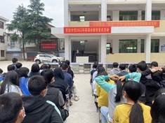 新宁县回龙寺镇军田中学开展“保护生命 预防溺水”教育签名运动