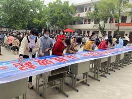 新宁县回龙寺镇军田中学开展“保护生命 预防溺水”教育签名运动