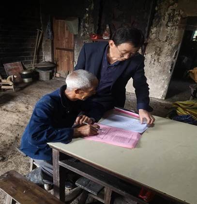 霞塘云中间完小教师五月份“千师访万户”运动