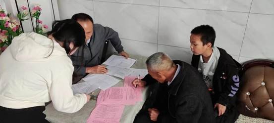 霞塘云中间完小教师五月份“千师访万户”运动