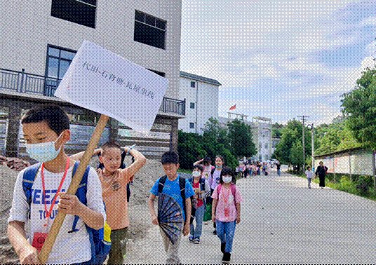 清江桥乡中间小学积极落实“路组长制”，筑牢安全防线