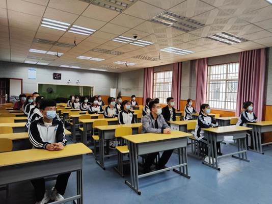 洞口四中组织团员观看建团100周年大会直播