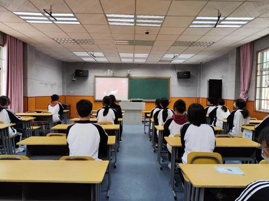 洞口四中组织团员观看建团100周年大会直播