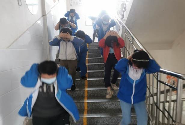 居安思危，警钟长鸣——金称市镇中间完小开展防震减灾应急疏散演练