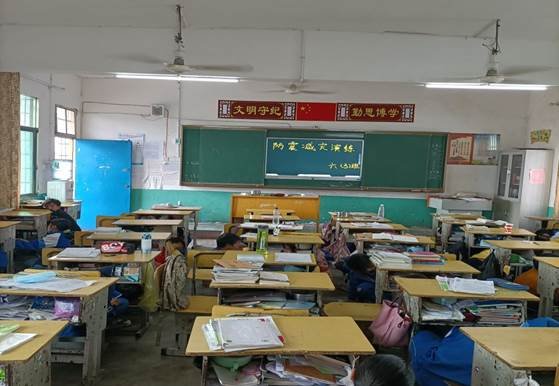 居安思危，警钟长鸣——金称市镇中间完小开展防震减灾应急疏散演练