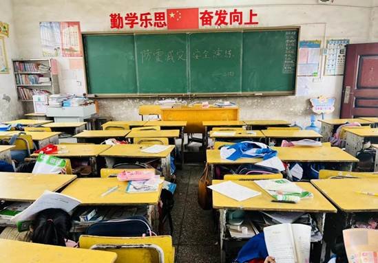 居安思危，警钟长鸣——金称市镇中间完小开展防震减灾应急疏散演练