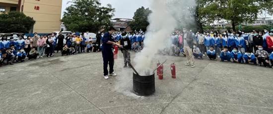 防患于未“燃”——金称市镇中间完小开展消防安全疏散演练