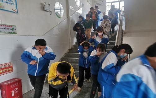 防患于未“燃”——金称市镇中间完小开展消防安全疏散演练