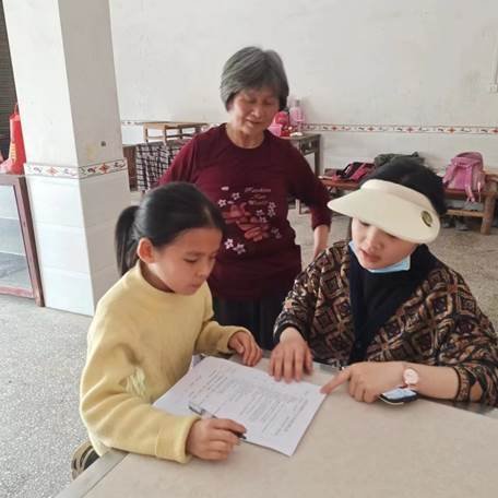 回龙寺镇莲山中间小学开展“防溺水千师访万户”家访运动