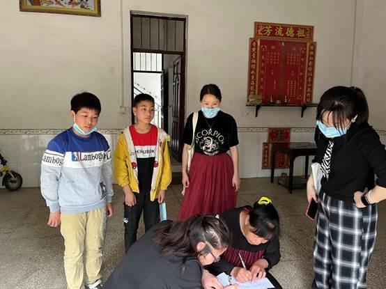 回龙寺镇莲山中间小学开展“防溺水千师访万户”家访运动