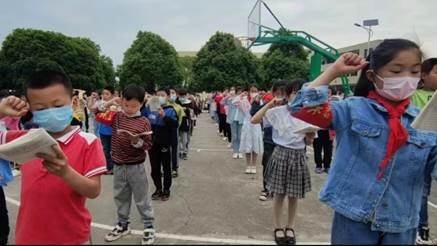 新宁县白沙镇中间小学开展防溺水宣誓签名运动