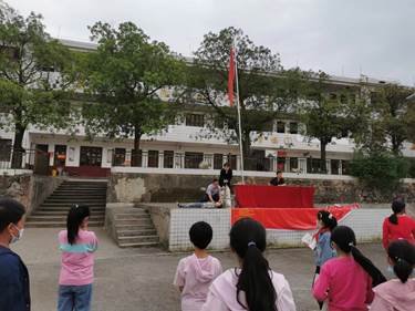 新宁县白沙镇中间小学开展防溺水宣誓签名运动