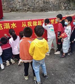 新宁县白沙镇中间小学开展防溺水宣誓签名运动